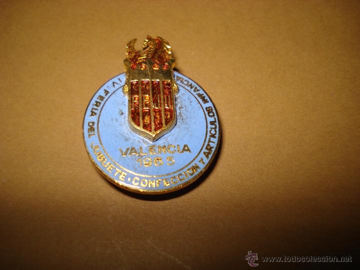 Brinquedos antigos e Jogos de cole&ccedil;&atilde;o: Antigua Insignia de Lat&oacute;n para Ojal de la 4&ordf; Feria del Juguete de Valencia del A&ntilde;o 1965