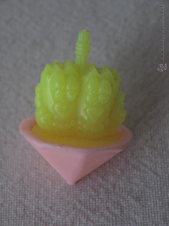 Juguetes antiguos y Juegos de colecci&oacute;n: PEQUE&Ntilde;A PEONZA MANUAL DE PLASTICO. 6 CM ALTO X 4 DIAMETRO APROX. VER FOTOS.