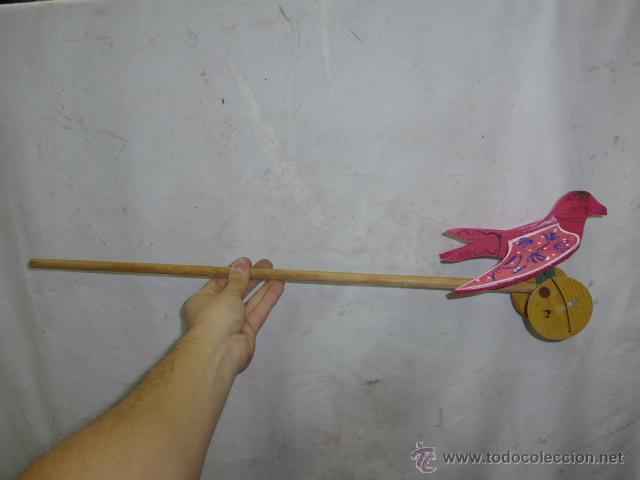 Juguetes antiguos y Juegos de colecci&oacute;n: Antiguo juguete de madera de un pajaro que cierra y abre las alas al rodar.