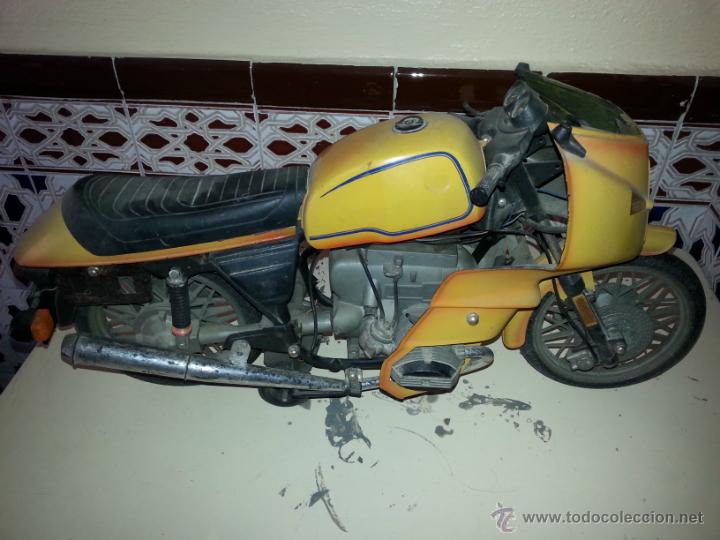 Jouets Anciens et Jeux de collection: MOTO ANTIGUA A PILAS (ESTROPEADA ) 53X28
