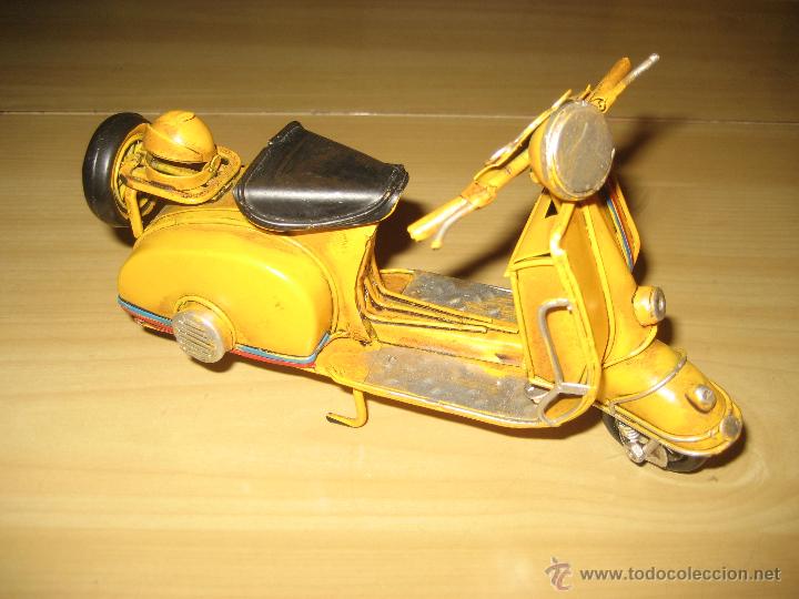 Juguetes antiguos y Juegos de colecci&oacute;n: VESPA AMARILLA PARA DECORACION.