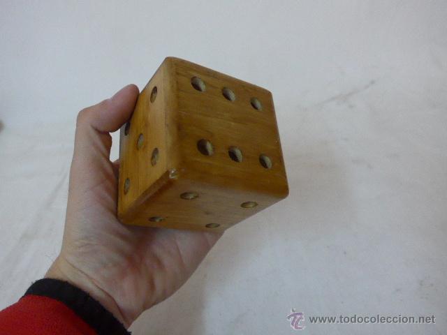Juguetes antiguos y Juegos de colecci&oacute;n: Antiguo gran dado de madera tallada