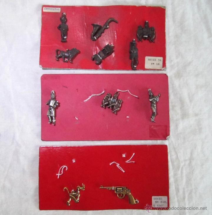 Jouets Anciens et Jeux de collection: 11 colgantes bronce en muestrario a&ntilde;os 70-80