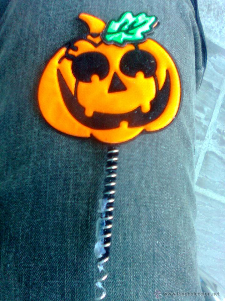 Juguetes antiguos y juegos de colecci&oacute;n: Emblema distintivo Halloween calabaza con muelle. 15 cms de altura