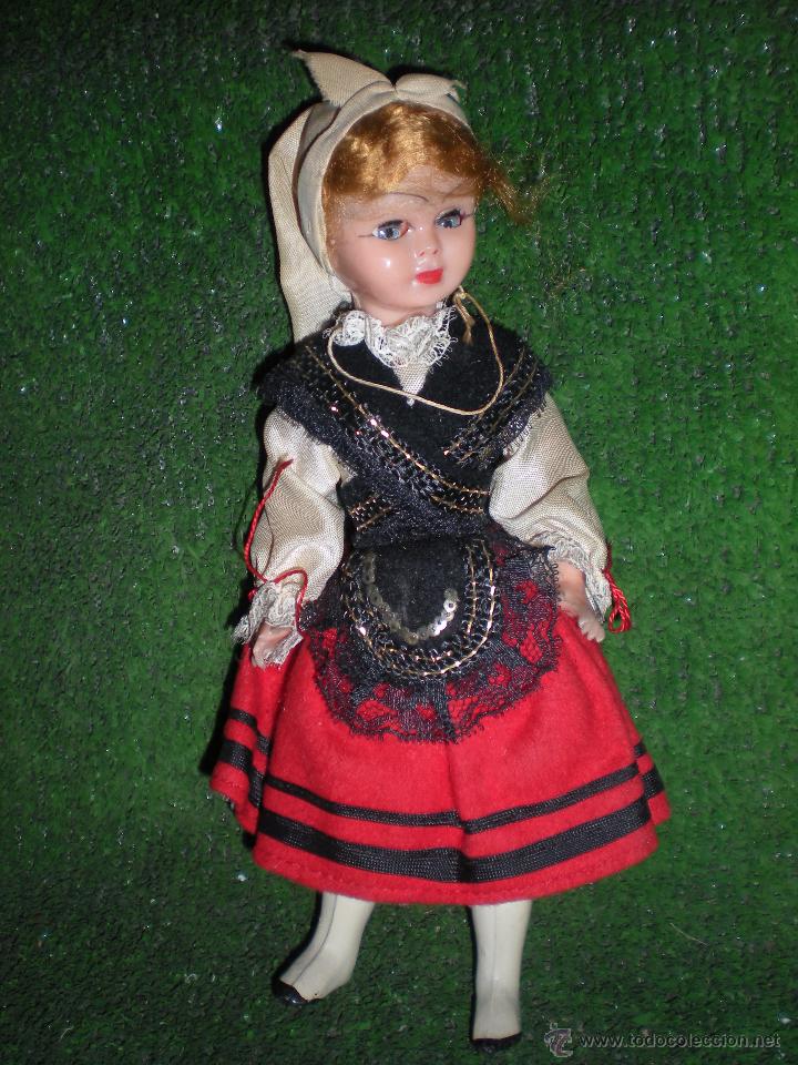 Juguetes antiguos y juegos de colecci&oacute;n: Mu&ntilde;eca con traje regional altura 24cm