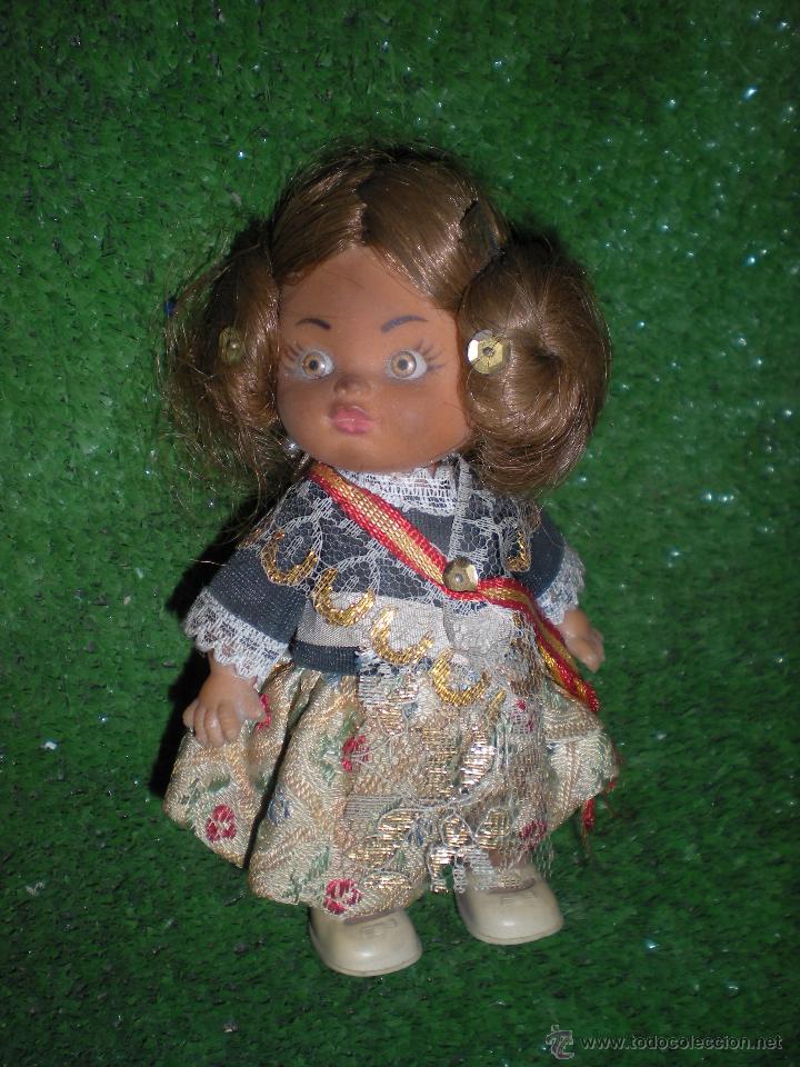 Juguetes antiguos y juegos de colecci&oacute;n: Mu&ntilde;eca con traje regional altura 15cm