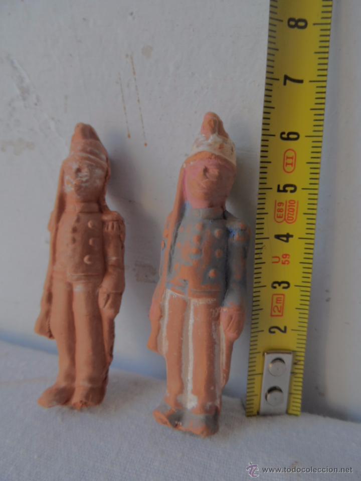 Juguetes antiguos y juegos de colecci&oacute;n: juguete DE BARRO soldadito terracota antiguo MILITARES a&ntilde;os 1900 lote de 2 soldaditos
