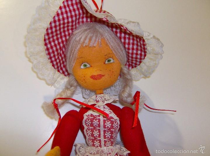 Juguetes antiguos y Juegos de colecci&oacute;n: MU&Ntilde;ECA DE TRAPO Y TELA CON TRENZAS SOMBRERO Y VESTIDO ROJO. TIENE CORDEL PARA COLGARLA