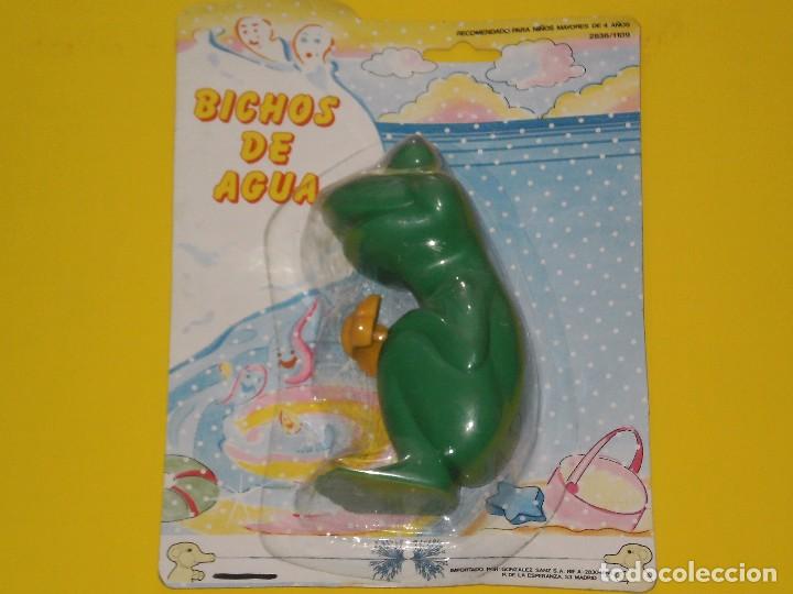 Juguetes antiguos y juegos de colecci&oacute;n: BICHOS DE AGUA EN SU BLISTER SIN ABRIR , AL APRETAR SUELTAN AGUA , MUY DIVERTIDOS . EN PVC 12 CMS