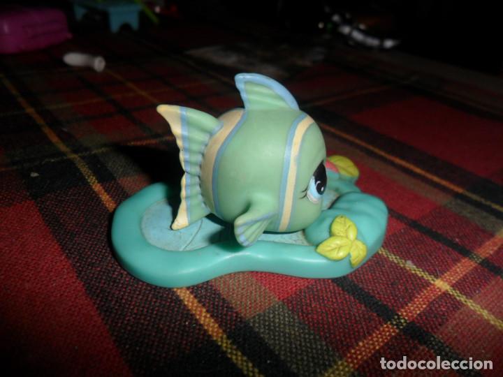 Juguetes antiguos y juegos de colecci&oacute;n: LITTEST PET SHOP N&ordm; 710 - PEZ (FISH) + ACCESORIO - HASBRO 2008