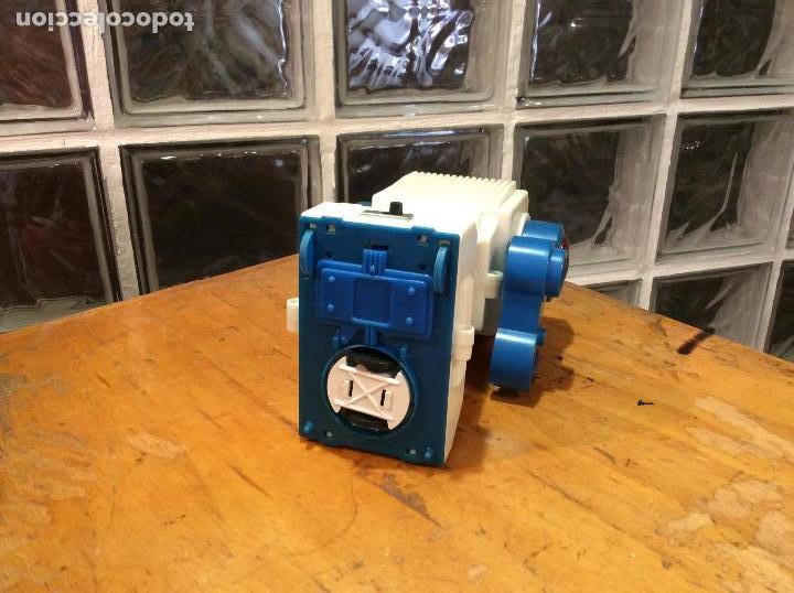 Juguetes antiguos y juegos de colecci&oacute;n: Robot a pilas. - Foto 2