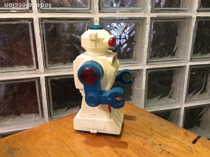 Juguetes antiguos y juegos de colecci&oacute;n: Robot a pilas. - Foto 3