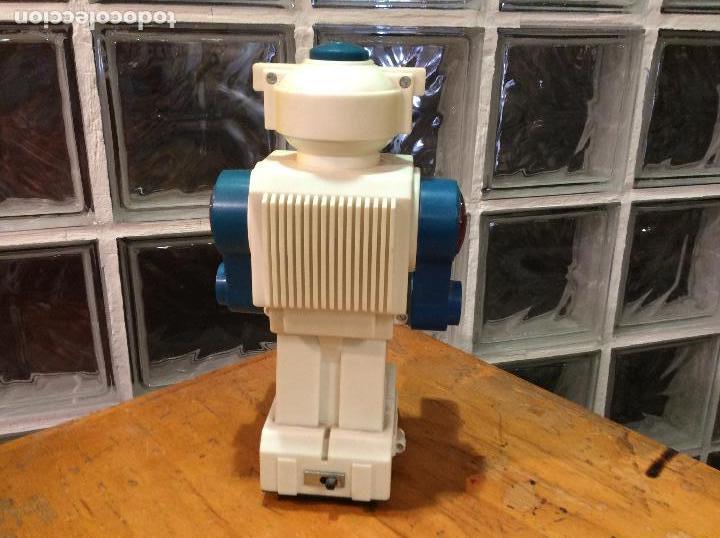 Juguetes antiguos y juegos de colecci&oacute;n: Robot a pilas. - Foto 4
