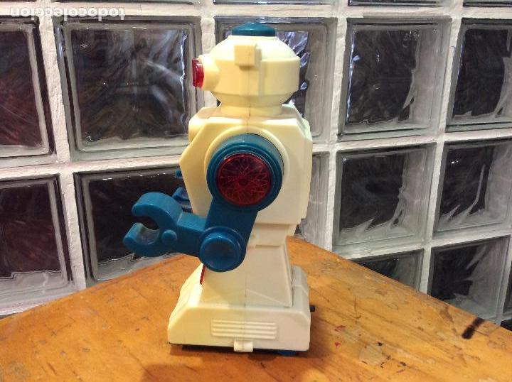 Juguetes antiguos y juegos de colecci&oacute;n: Robot a pilas. - Foto 5