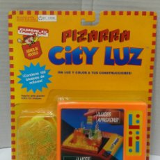 Juguetes antiguos y Juegos de colección: FAMOPLAY. PIZARRA CITY LUZ. NUEVO EN BLISTER. GALOOB. FAMOSA. REF 31790. 1992. JUEGO DE BOLSILLO.