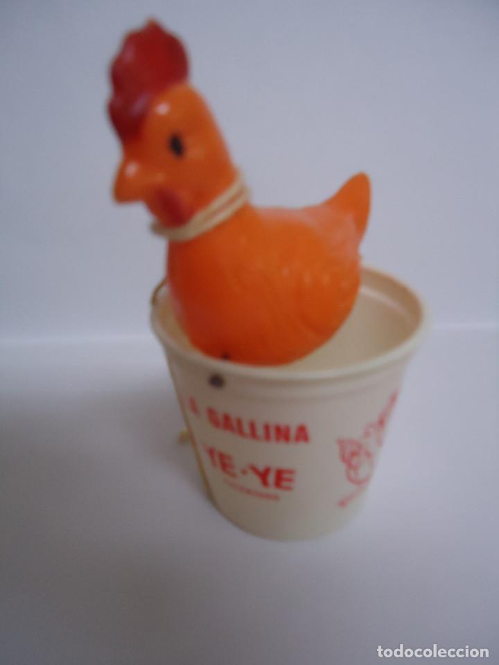 Giocattoli antichi e Giochi di collezione: JUGUETE DE LOS A&Ntilde;OS 70 LA GALLINA YE - YE.
