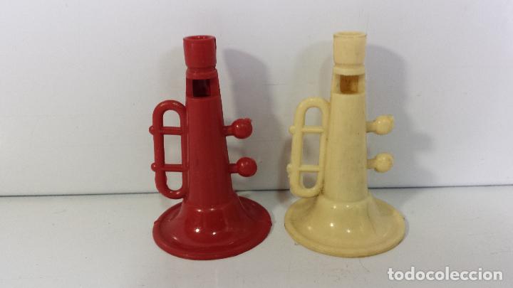 Juguetes antiguos y Juegos de colecci&oacute;n: LOTE DOS ANTIGUAS TROMPETAS DE PL&Aacute;STICO - MIDE UNOS 7 CM