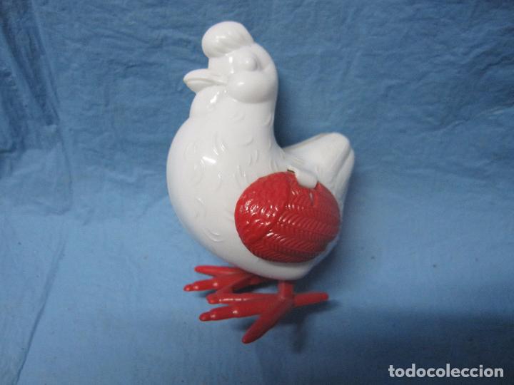 Juguetes antiguos y juegos de colecci&oacute;n: ANTIGUA GALLINA PONEDORA JUGUETE DE PLASTICO A&Ntilde;OS 60-70