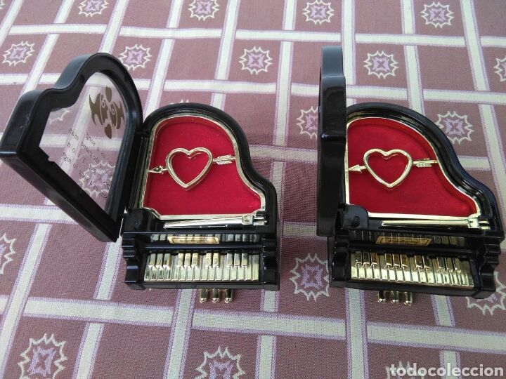 Juguetes antiguos y Juegos de colecci&oacute;n: **LOTE DE 2 PIANOS JOYEROS EN MINIATURA, DE PL&Agrave;STICO, LA M&Uacute;SICA NO FUNCIONA**