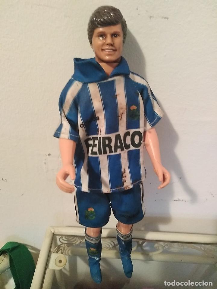 Juguetes antiguos y Juegos de colecci&oacute;n: MU&Ntilde;ECO KEN O SIMILAR FUTBOLISTA CAMISETA Y PANTALON DEL R.C. DEPORTIVO LA CORU&Ntilde;A