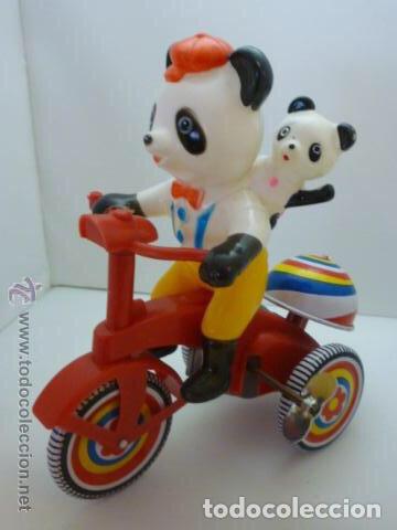 Juguetes antiguos y juegos de colecci&oacute;n: PAREJA DE OSOS MONTADOS EN TRICICLO. FUNCIONA CON CUERDA.