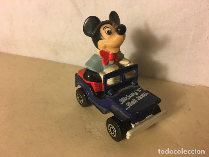Juguetes antiguos y juegos de colecci&oacute;n: ANTIGUO MICKEY MOUSE WALT DISNEY PRODUCTION EN COCHE MATCHBOX A&Ntilde;O 1979