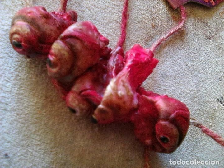 Juguetes antiguos y juegos de colecci&oacute;n: Collar de Ojitos humanos recien sacados - ojos halloween con su etiqueta original -ideal cortos gore