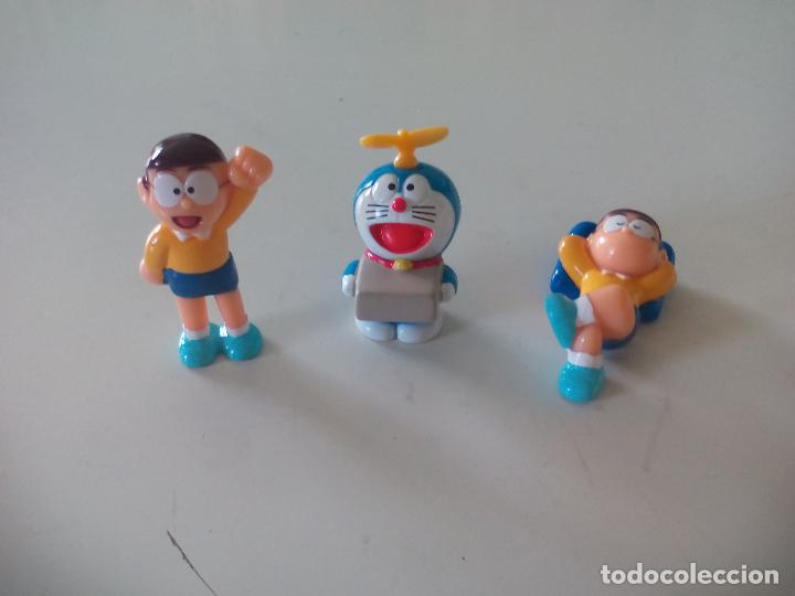 Juguetes antiguos y juegos de colecci&oacute;n: Lote de 3 figuras DE HUEVOS KINDER SORPRESA. FIGURA MINIATURA. DORAEMON, NOBITA.