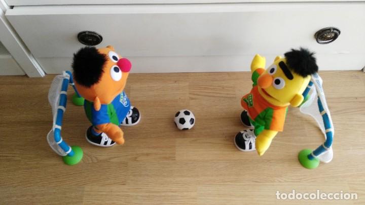 Giocattoli antichi e Giochi di collezione: EPI Y BLAS FUTBOLISTAS - HABLAN Y MECANISMO DE CHUTE - FUNCIONAN CON PILAS
