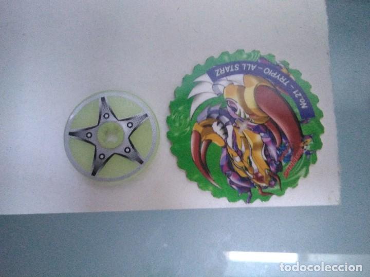Juguetes antiguos y Juegos de colecci&oacute;n: Tazo spinner fluorescente (con otro para observar tama&ntilde;o)