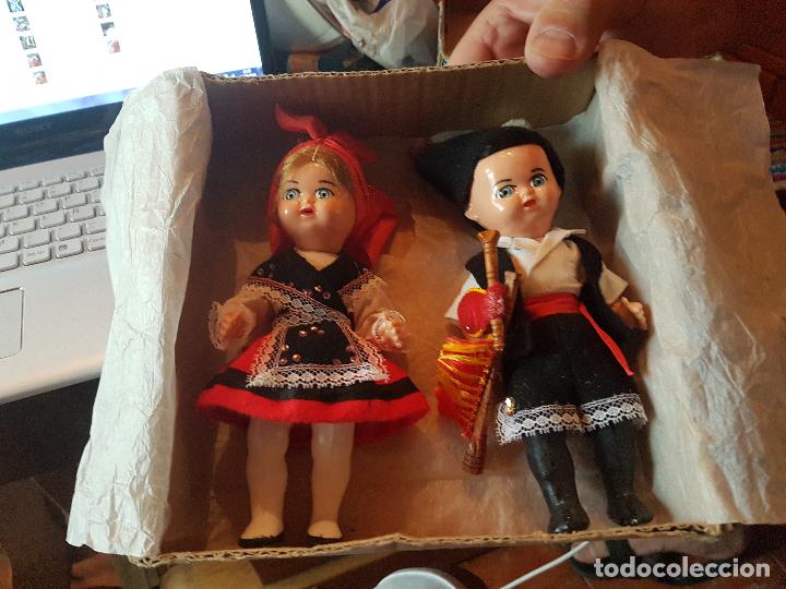 Juguetes antiguos y Juegos de colecci&oacute;n: CURIOSA Y ANTIGUA PAREJA DE MU&Ntilde;ECOS GALLEGOS DE CELULOIDE, EN SU CAJA ORIGINAL SIN ABRIR.