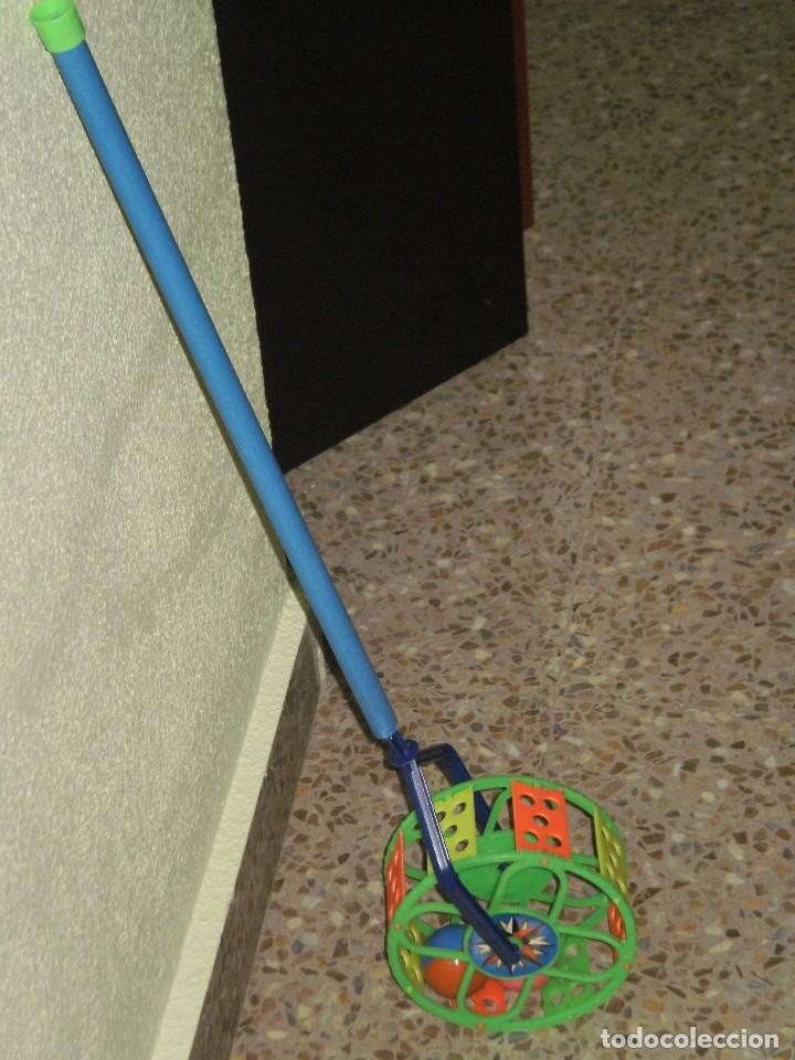 Juguetes antiguos y Juegos de colecci&oacute;n: RULA DE ARRASTRE CON BOLAS , TIPICA DE FERIAS . A&Ntilde;OS 70 .