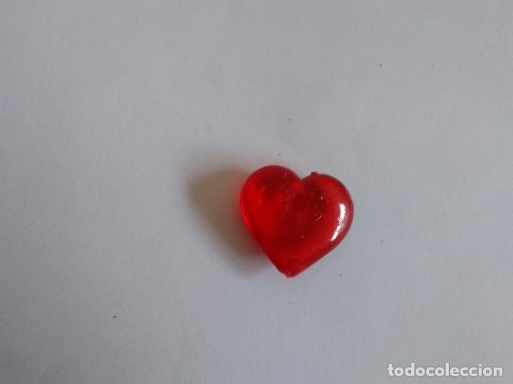 Juguetes antiguos y juegos de colecci&oacute;n: JUGUETE DE PL&Aacute;STICO EN FORMA DE CORAZ&Oacute;N ROJO, MIDE UNOS 2 CM