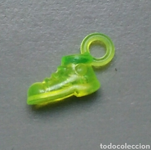 Juguetes antiguos y Juegos de colecci&oacute;n: Colgante juguete zapato amarillo pvc colecciones a&ntilde;os 90