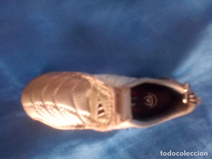 Juguetes antiguos y juegos de colecci&oacute;n: llavero bota de adidas