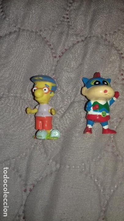 Juguetes antiguos y Juegos de colecci&oacute;n: 2 mu&ntilde;ecos kinder de shinchan shin chan y los simpsons