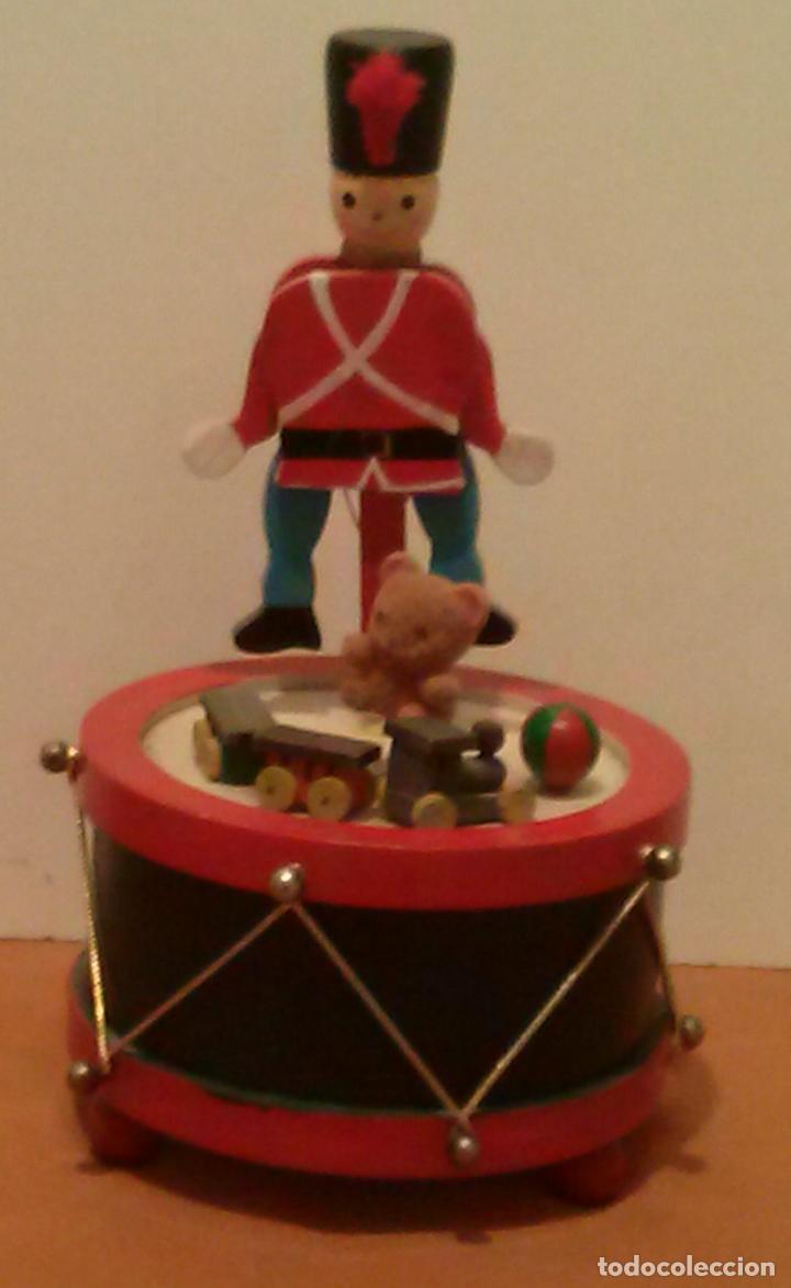Brinquedos antigos e Jogos de cole&ccedil;&atilde;o: PRECIOSO CARRUSEL DE MADERA CON MUSICA - SOLDADO SOBRE TAMBOR - EL OSITO GIRA - FUNCIONA A CUERDA