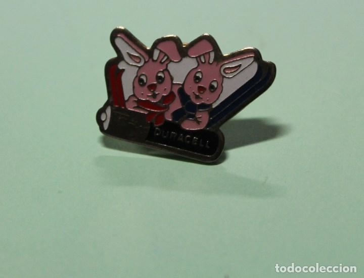 Antique Toys and Collectible Games: PIN METALICO ESMALTADO. VER FOTO. DURACELL. CONEJOS.