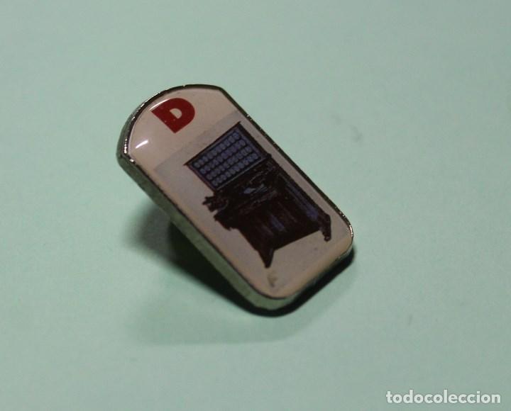 Antique Toys and Collectible Games: PIN METALICO PLASTIFICADO. VER FOTO. EXTA&Ntilde;O PIN CON LETRA D.