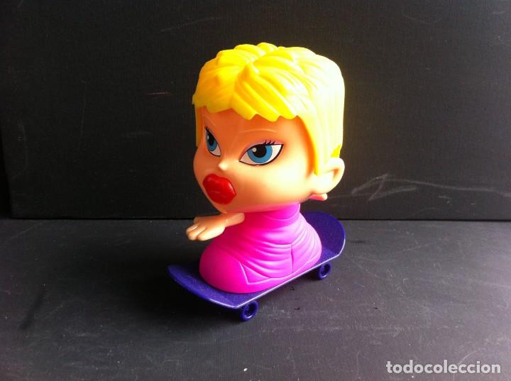 Juguetes antiguos y Juegos de colecci&oacute;n: MU&Ntilde;ECA - SKATE.  BETH & BOOM.  15 x 13cm