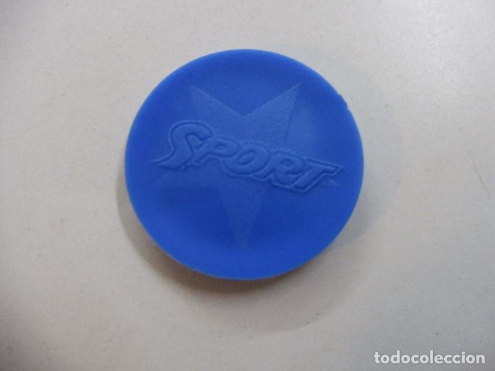 Juguetes antiguos y Juegos de colecci&oacute;n: Tazo pl&aacute;stico azul diario Sport
