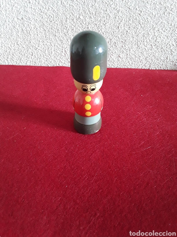 Altes Spielzeug und Spiele: Soldado de madera guarda ingl&eacute;s