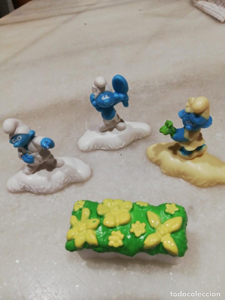 Juguetes antiguos y Juegos de colecci&oacute;n: Tres pitufos y una pieza de jard&iacute;n.