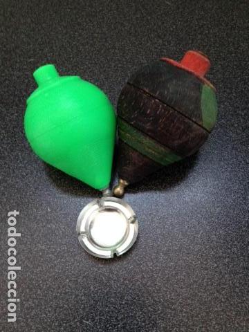 Juguetes antiguos y Juegos de colecci&oacute;n: Penonza. Dos peonzas Una de madera pintada y otra verde de PVC. Sin cordel.