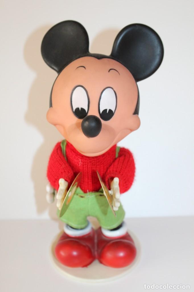 Juguetes antiguos y Juegos de colecci&oacute;n: MU&Ntilde;ECO MICKEY A CUERDA CON PLATILLOS - MADE IN SPAIN - A&Ntilde;OS 70