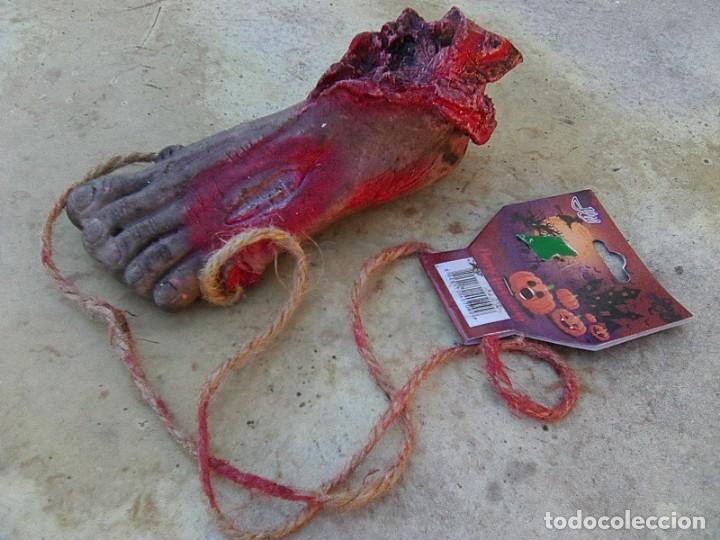 Juguetes antiguos y juegos de colecci&oacute;n: Pie ensangrentado con colgante - halloween ideal juego rol o cortometrajes - 17 cms