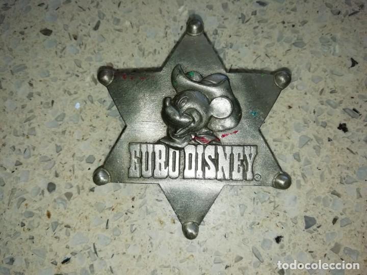 Juguetes antiguos y juegos de colecci&oacute;n: mickey mouse estrella sheriff eurodisney fabricada en usa con numero de serie