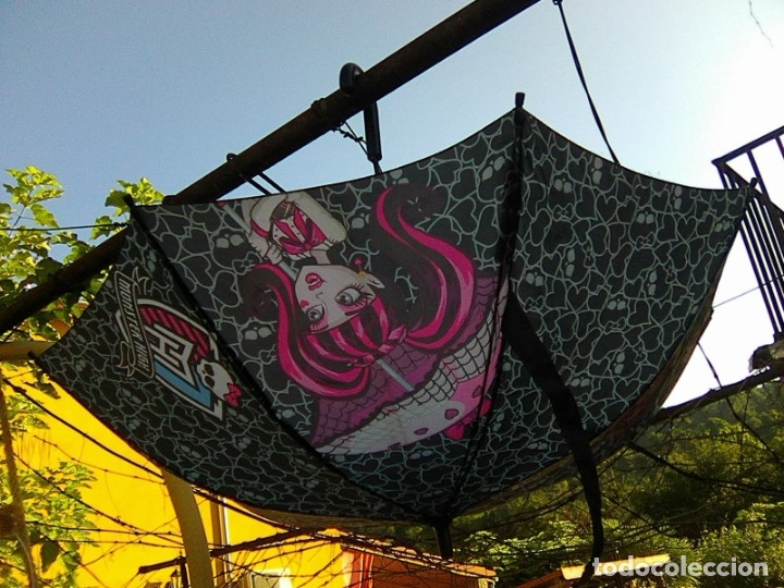 Juguetes antiguos y juegos de colecci&oacute;n: Monster High - Precioso paraguas para ni&ntilde;a - escaso