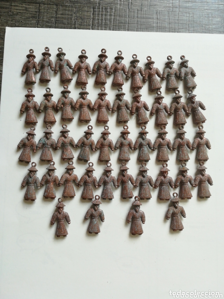 Juguetes antiguos y juegos de colecci&oacute;n: Lote 44 chinos de metal