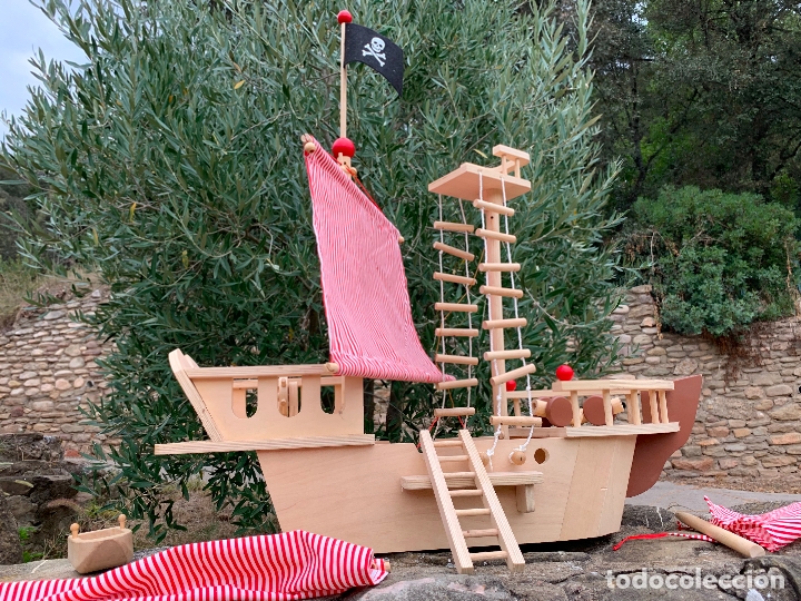 Mentari Toys Barco Pirata Fishbones – Juguete De Madera Con Velas De Tela, Rueda Giratoria Y 3 Marineros, Perfecto Para Juegos De Imaginación